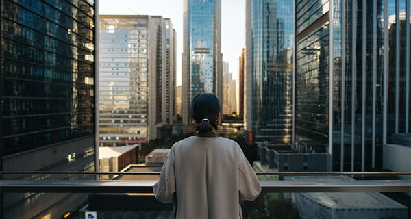 Woman-looking-beyond-750x400.jpg